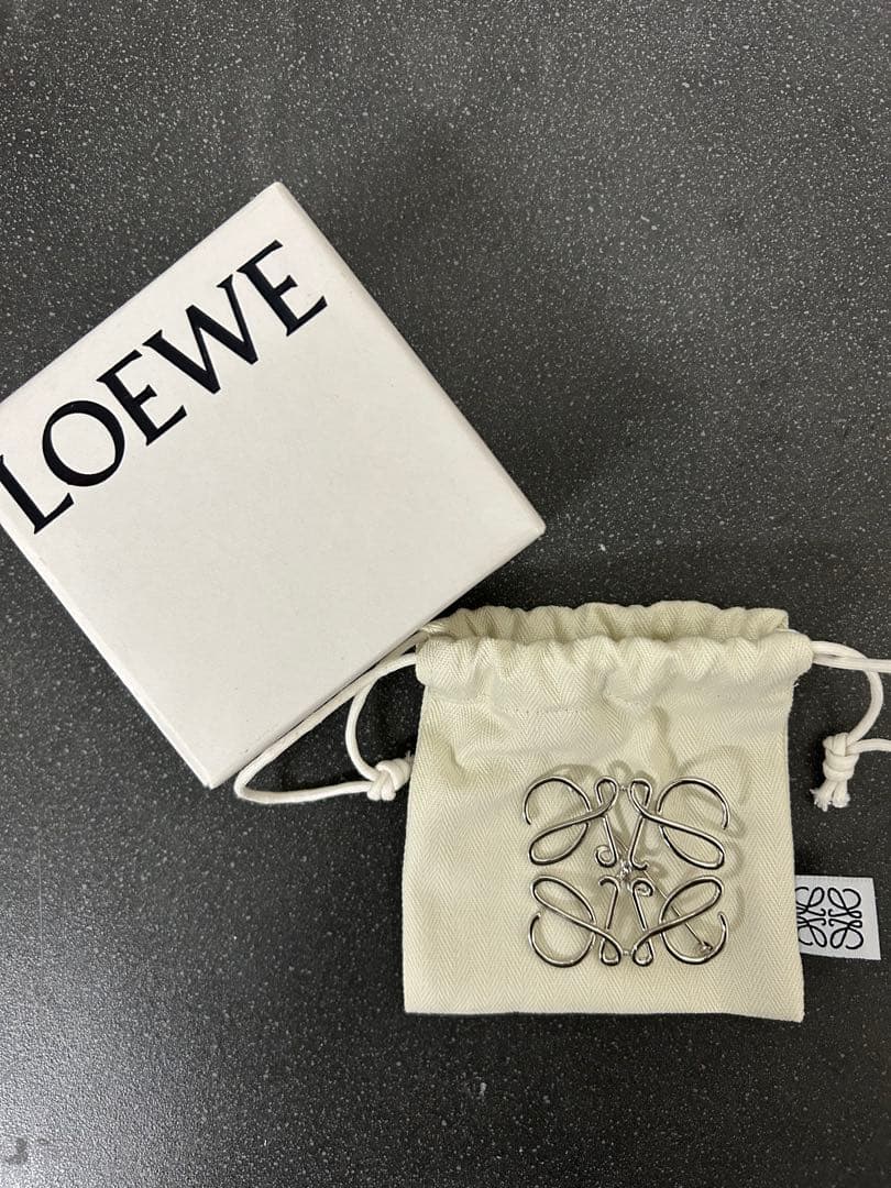 【極美品】LOEWE ロエベ　シルバー ロゴブローチ