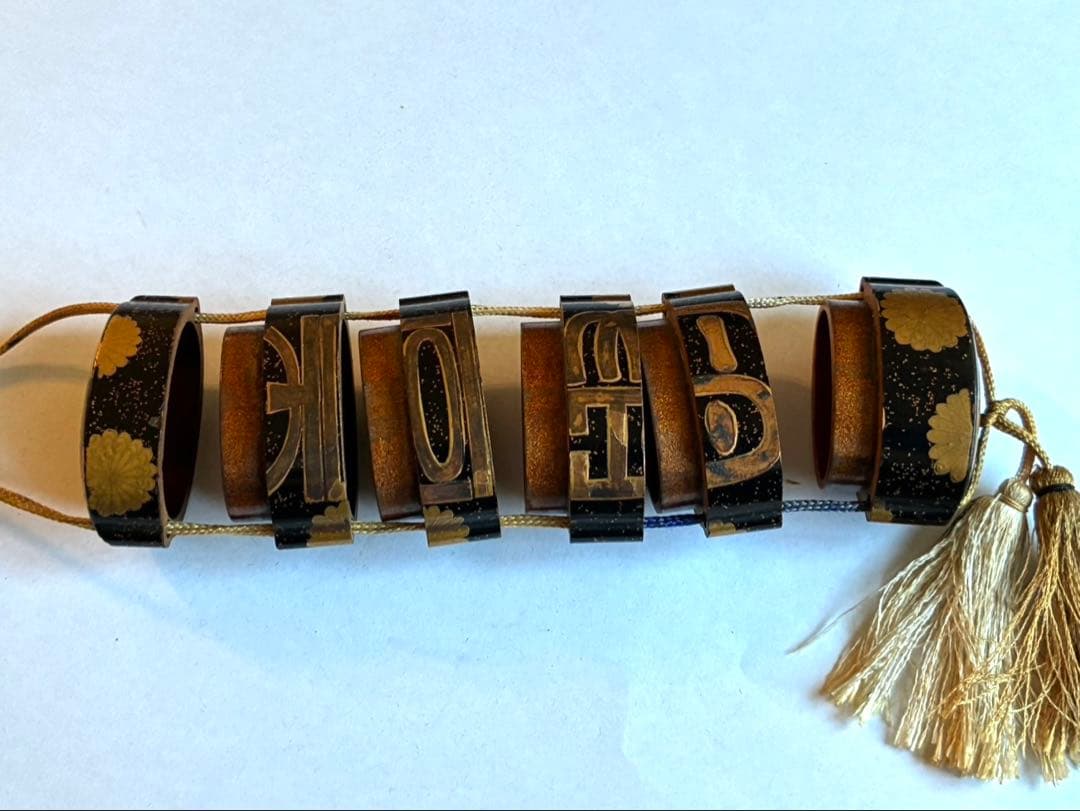 時代物　菊ニ寿蒔絵印籠