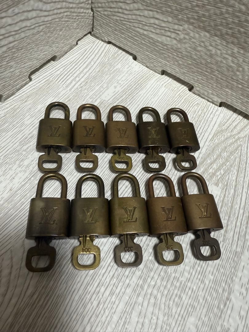 LVロゴ入りブロンズ南京錠10個セット