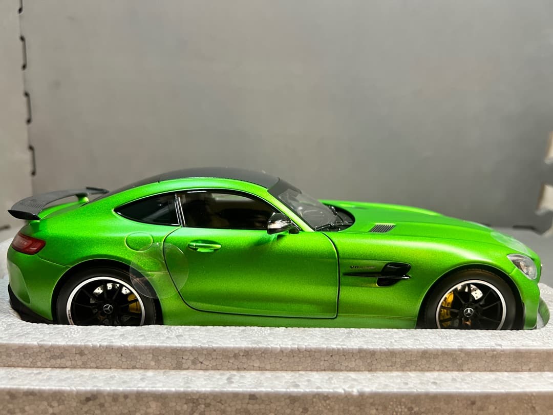 ミニカー Mercedes-AMG GT-RGreen Light Magno(1/18)