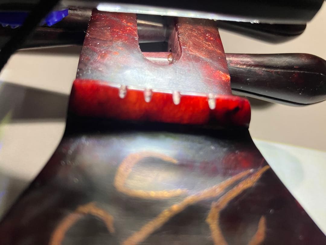 伝統的弦楽器 赤色(骨董品、800年歴史あるアンティーク）