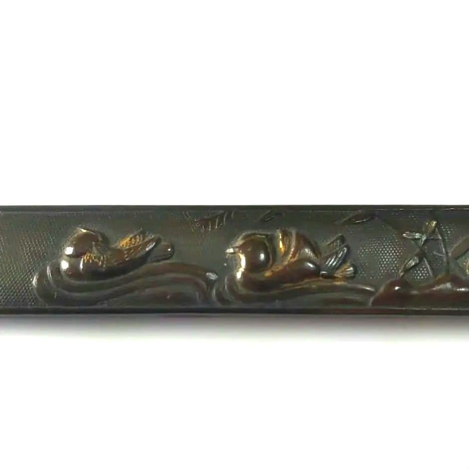 鴛鴦図小柄　表が赤銅魚子地　裏が銅地　金象嵌