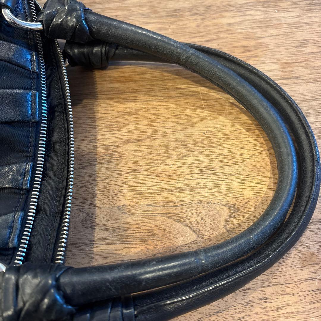 専用ですPRADA ブラックショルダーバッグ ストライプデザイン