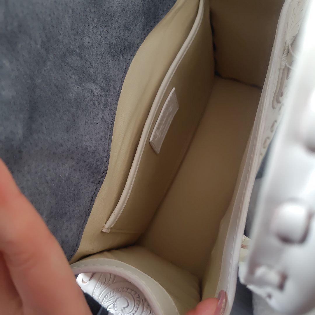 【専用です】グレイスコンチネンタル◇カービングバッグ◇白＆メタリック