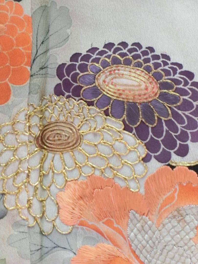 【Q4040】Ｂアンティークお仕立て上がり正絹振袖　黒地に花車模様　金糸刺繍