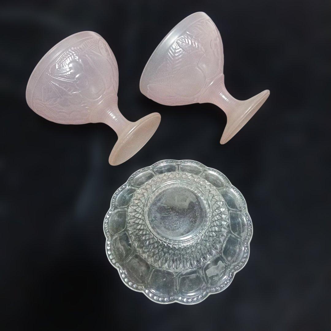 140..ピンクガラスカップ2個と透明皿のセット、絵画のモチーフ使用