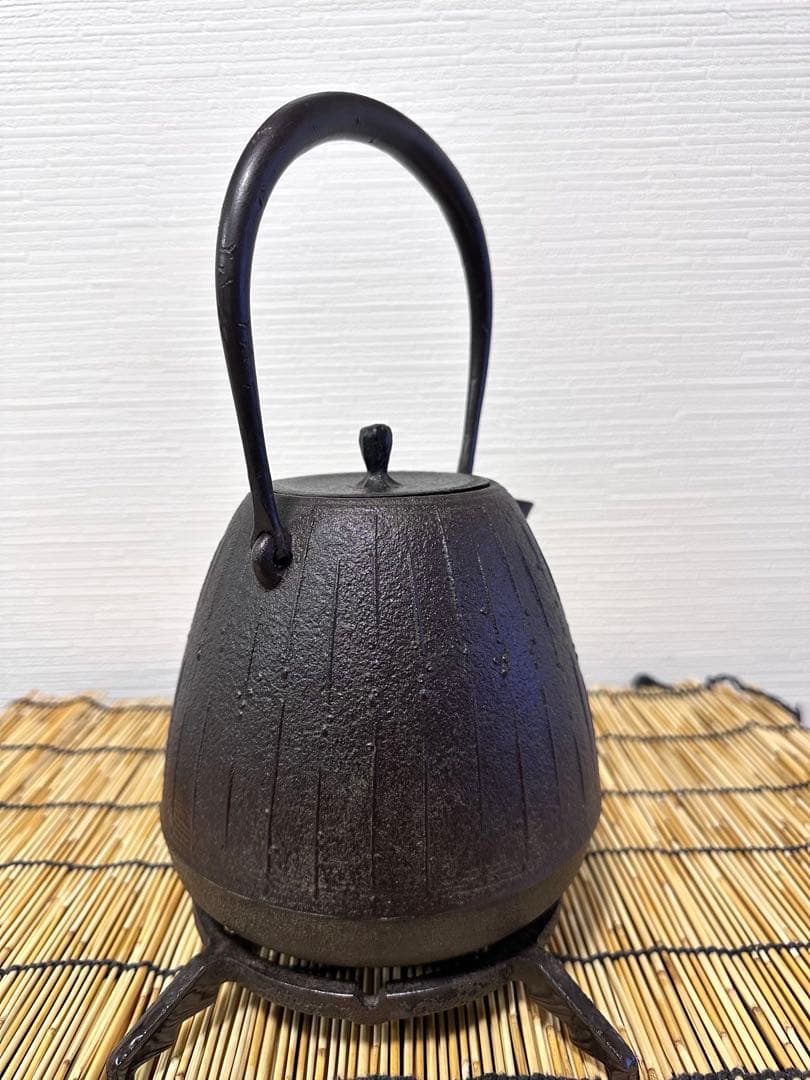 未使用、供箱等付属品付　南部盛栄堂販売 南部鉄瓶作家 及川 恒作 １５型雨地文