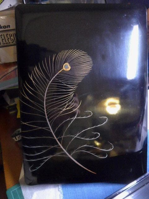 美しい黒塗りの文箱です。青貝の象嵌があり意匠が綺麗です。勲章の副賞です