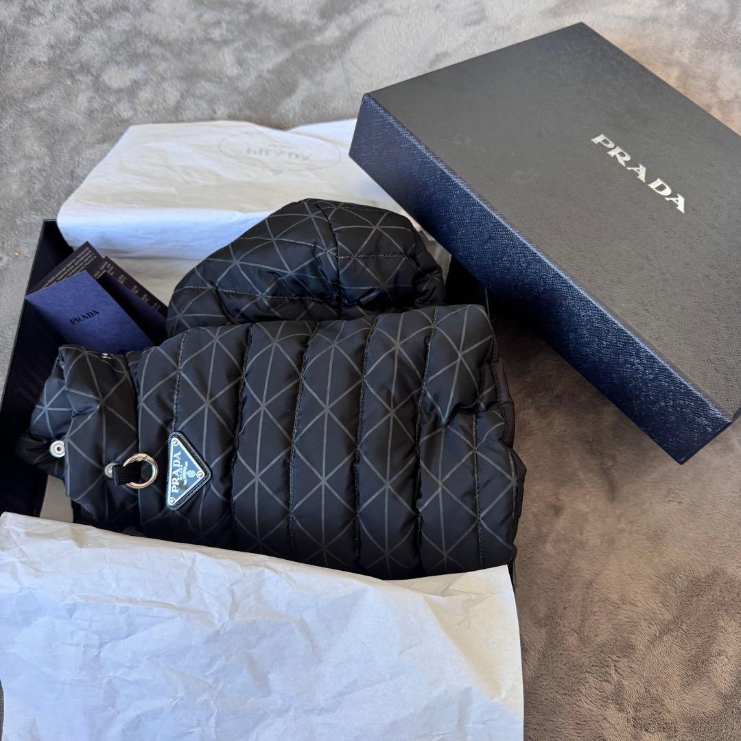 プラダ　ダウンジャケット 犬用 ペットダウン prada 黒 トライアングル