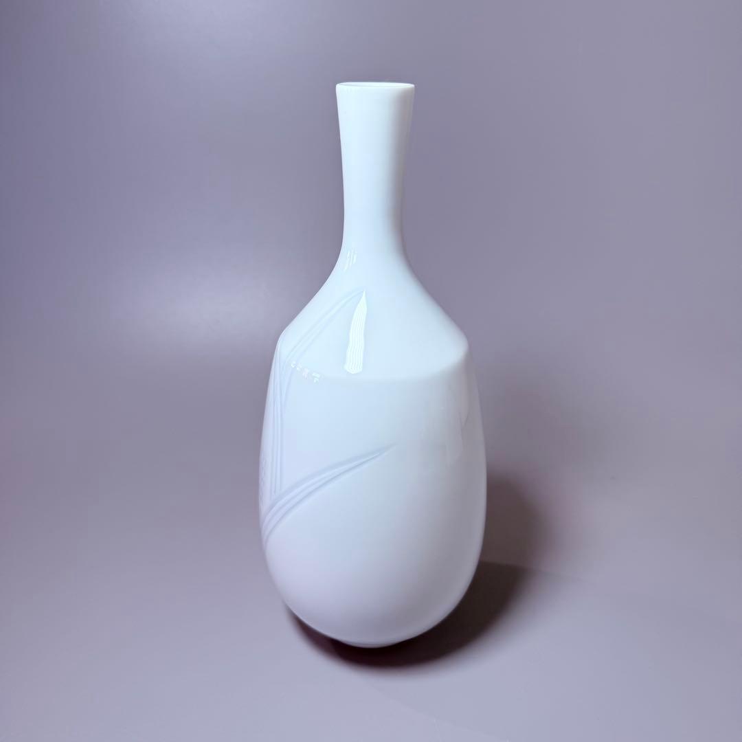 国重要無形文化財　井上萬二　作　白磁麦彫文様花瓶　究極の造形美　高さ26㎝