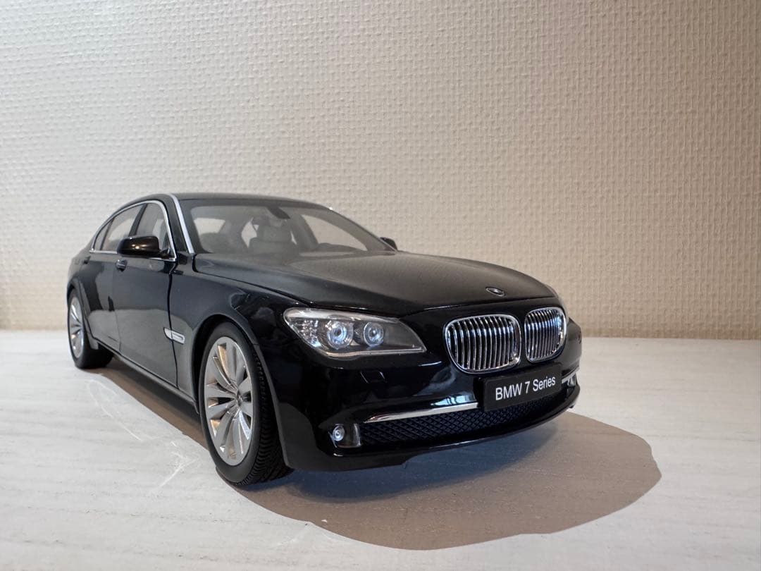 ミニカー KYOSHO BMW 750Li (F02) 1:18