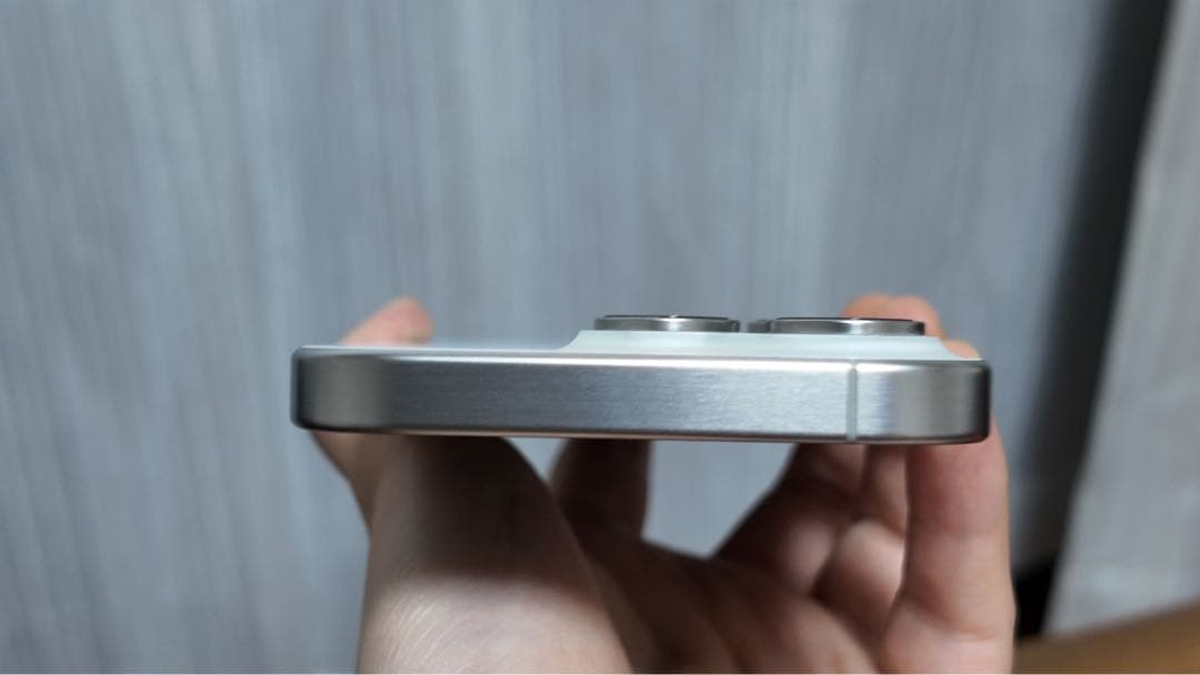 Apple iPhone 15 pro 256GB充電ケーブル　カバー