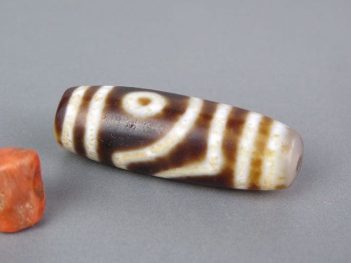 チべットの石製ビーズと珊瑚玉2個“勝さん専用“