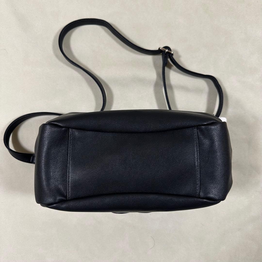 新品未使用 マリークワント デイジー ロゴ ショルダーバッグ 黒 大容量 人気