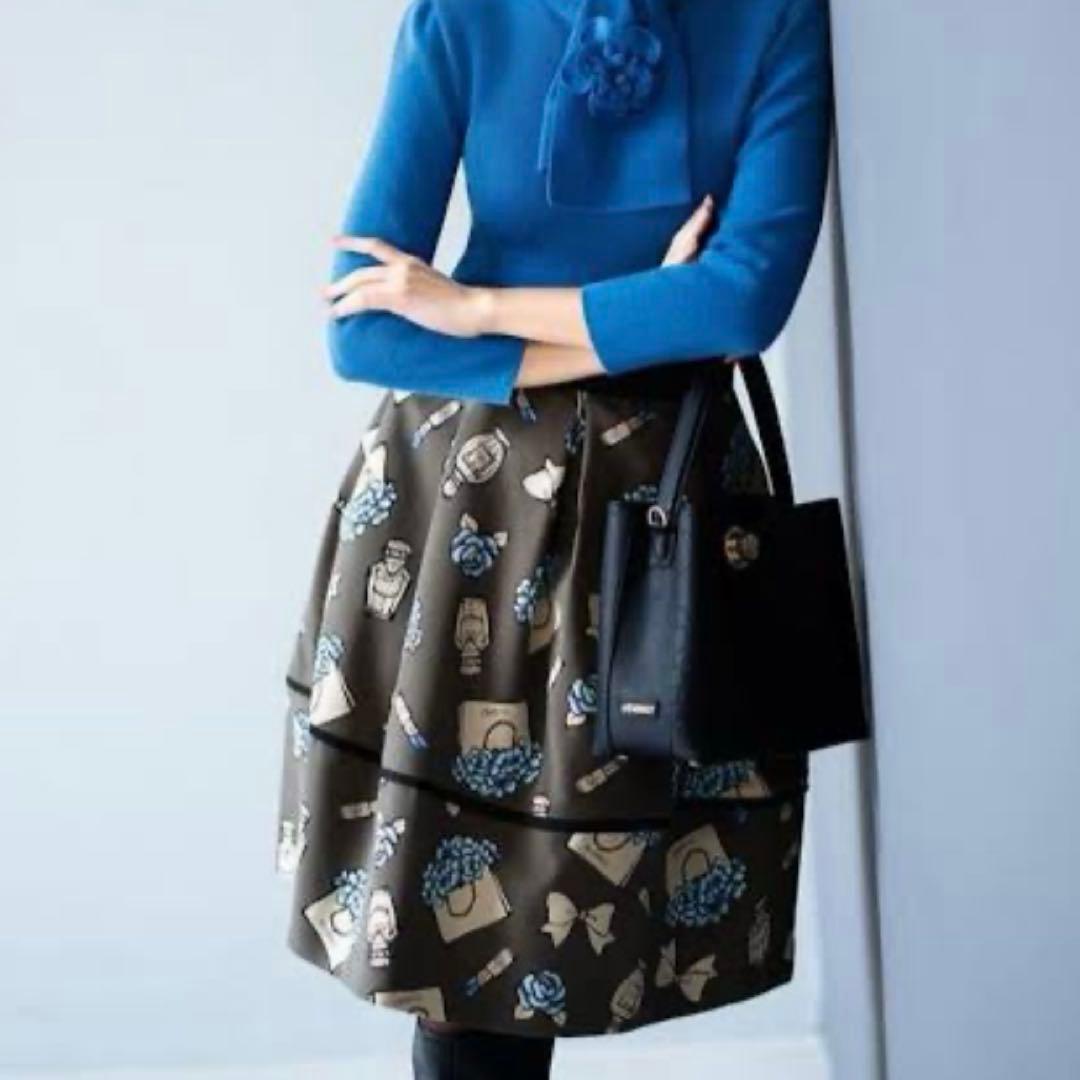 M’S GRACYエムズグレイシー　フレアスカート 青い花と香水　リップ　ロゴ