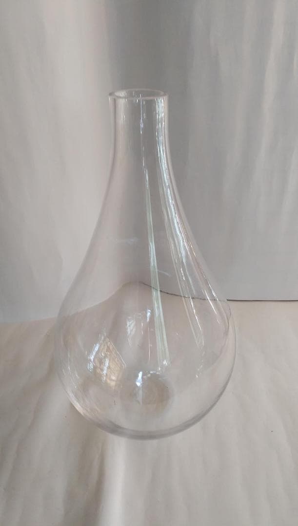 ユニーク な形状のガラス製 花瓶 花器 サンドアート ①です。