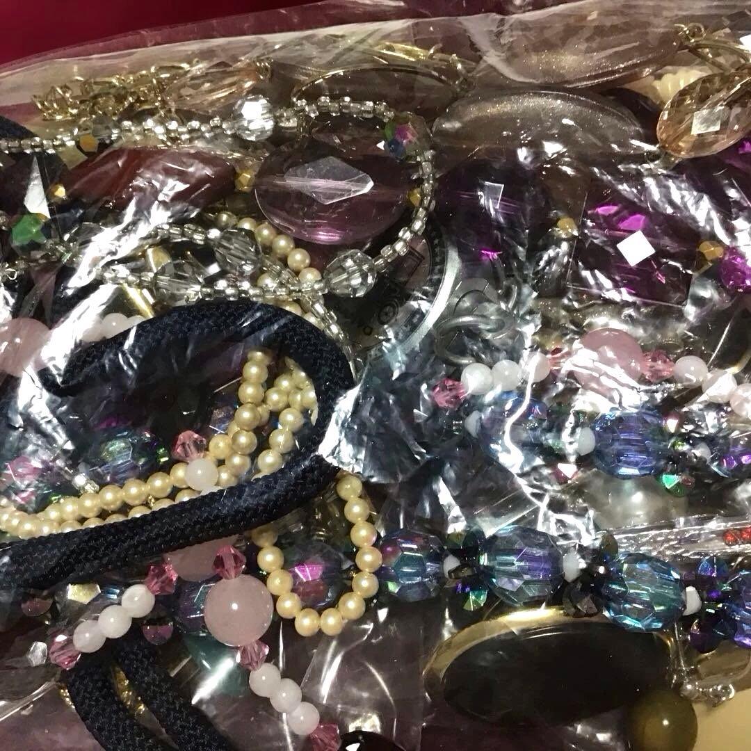 m*g様 ⭐️遺品・生前整理　アクセサリー　カラフルネックレス　大量まとめ売り⭐