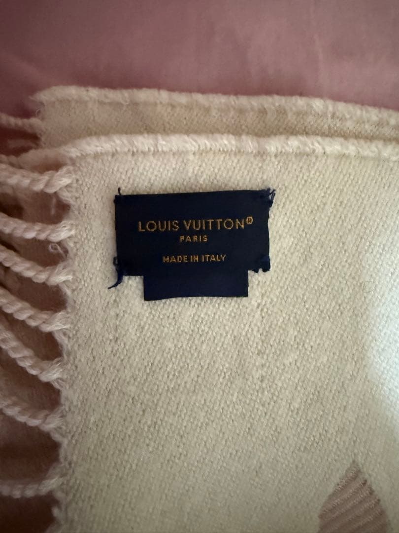 Louis Vuitton ピンク マフラー ロゴ入り