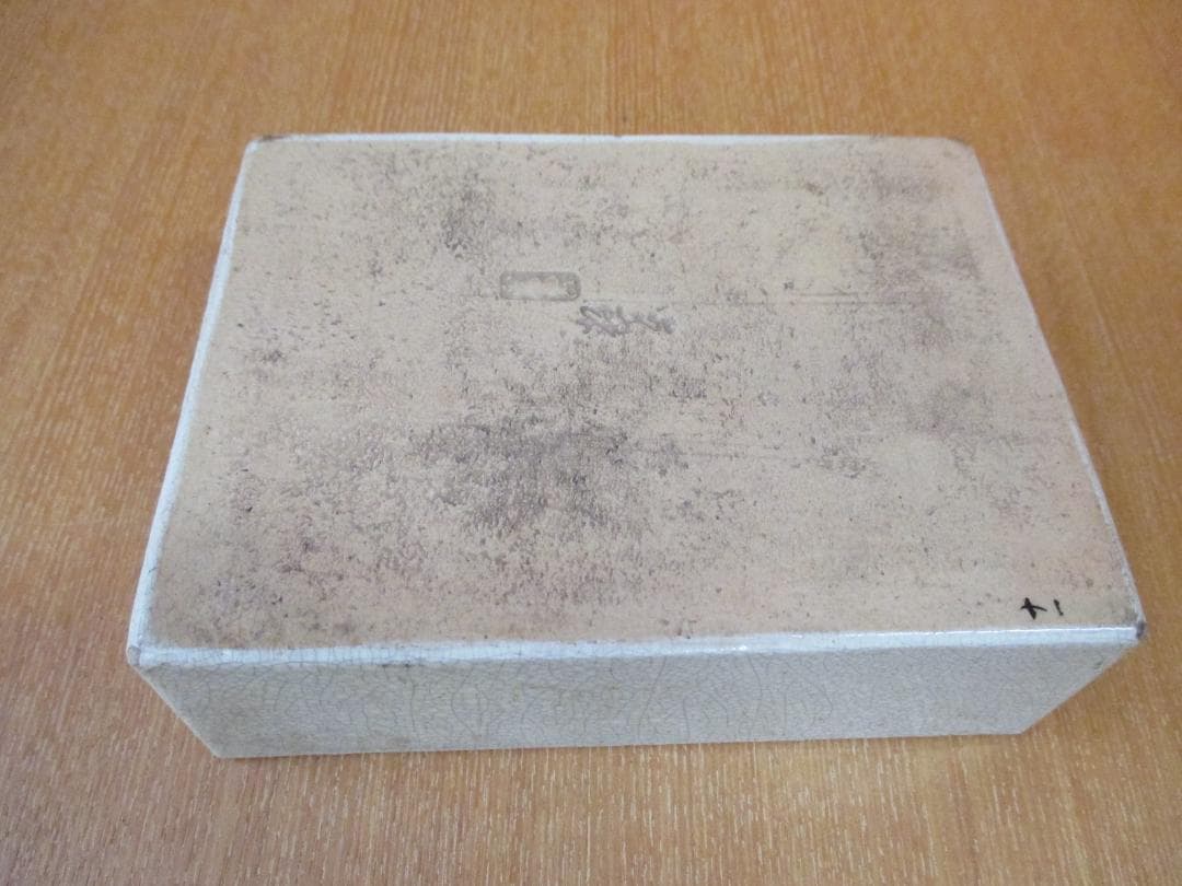 陶器製箱　菊の御紋　印銘あり　102