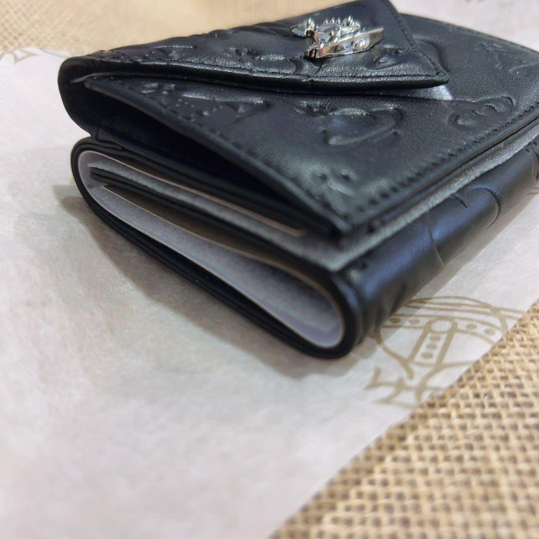 Vivienne W estwoodブラック三つ折り財布 エンボスデザイン
