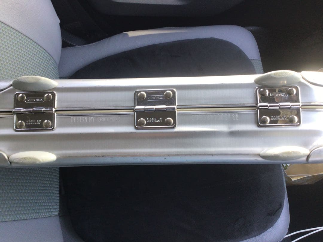 RIMOWA 廃盤　アルミビジネスケースの商品です。