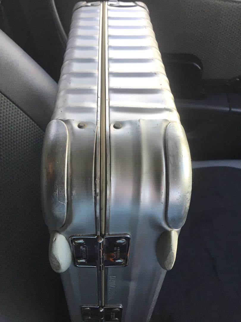 RIMOWA 廃盤　アルミビジネスケースの商品です。