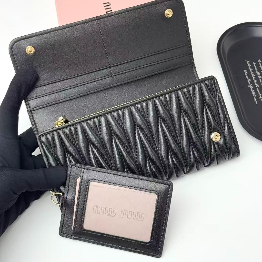 miumiu マテラッセ 二つ折り財布 ブラック