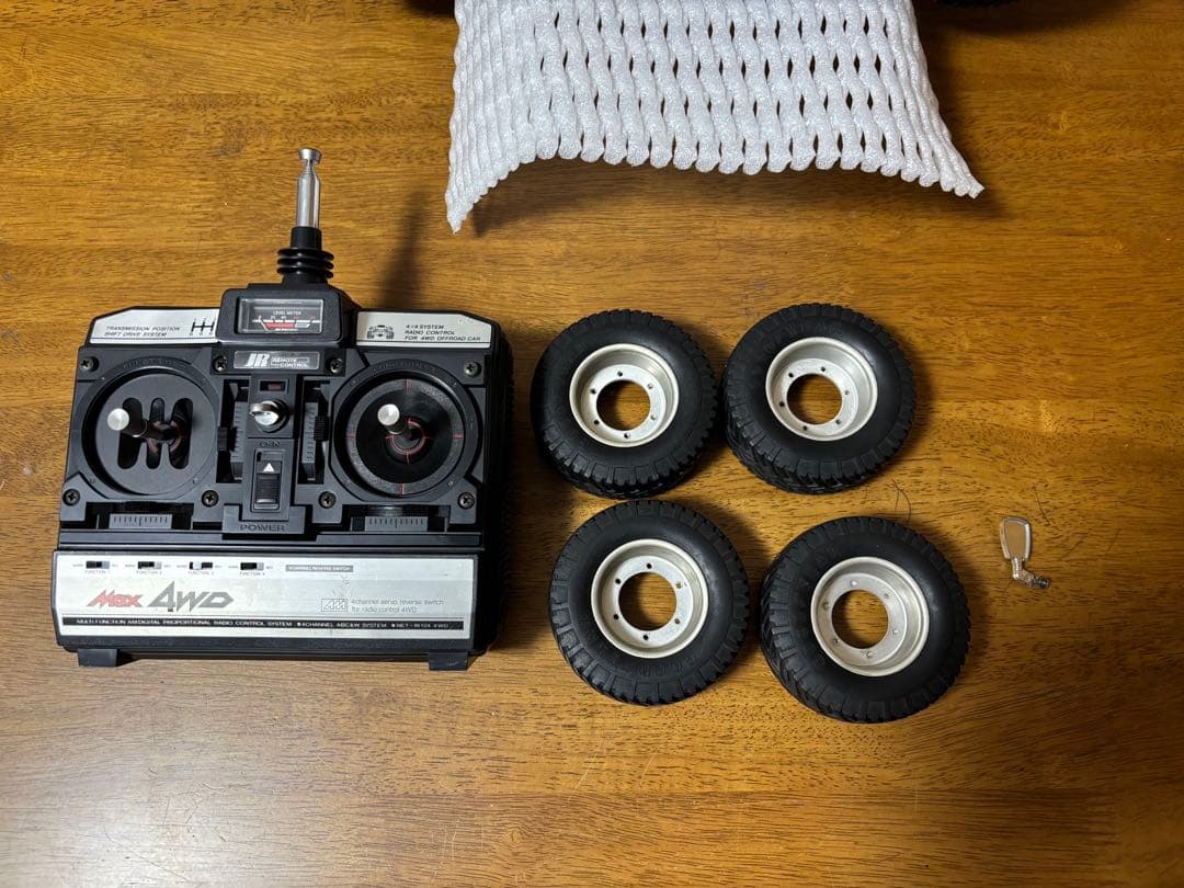 タミヤ　初代　トヨタ　ハイラックス 4WD ラジコンカー