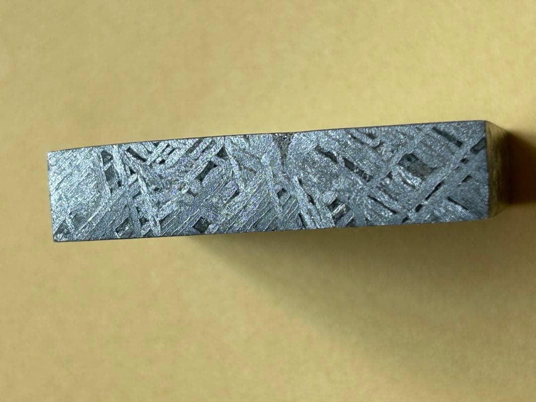 アルタイ鉄隕石。美しい四角形。約212.12g