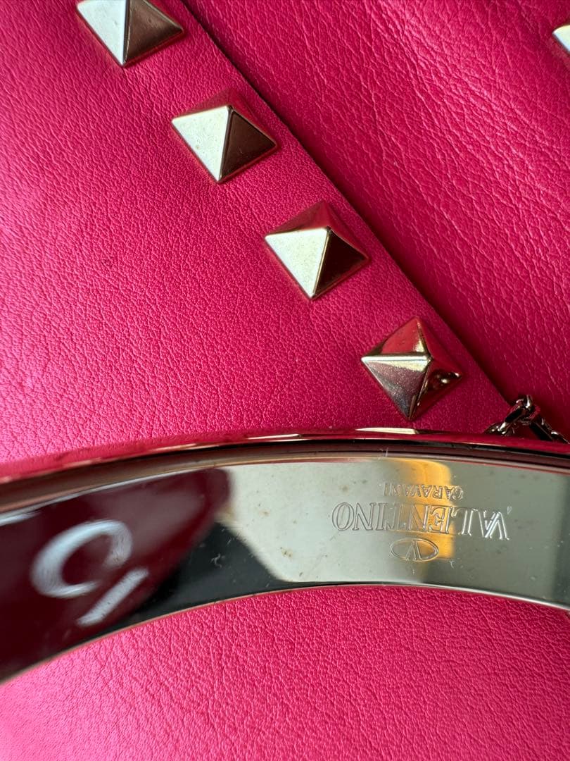 バレンティノ　ロックスタッズ　バングルチェーン付きバッグ