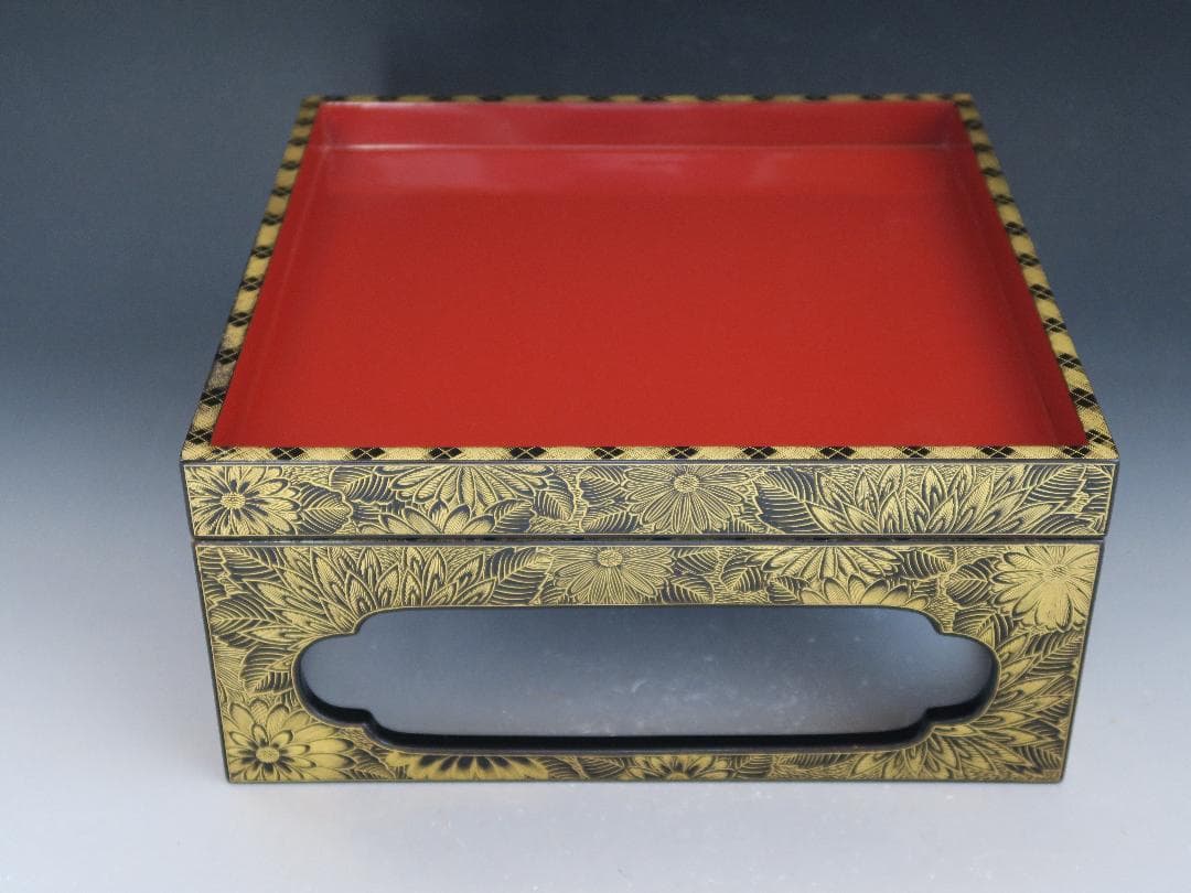 【輪島塗】極上菊詰沈金 四段重箱 内朱塗 蓋二枚 縁網代沈金重台付 天然木 共箱