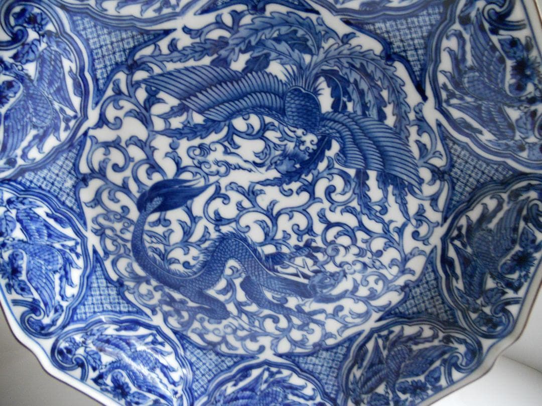 赤津焼 染付 鳳凰 龍 10 号 飾り皿 新品 未使用 です。