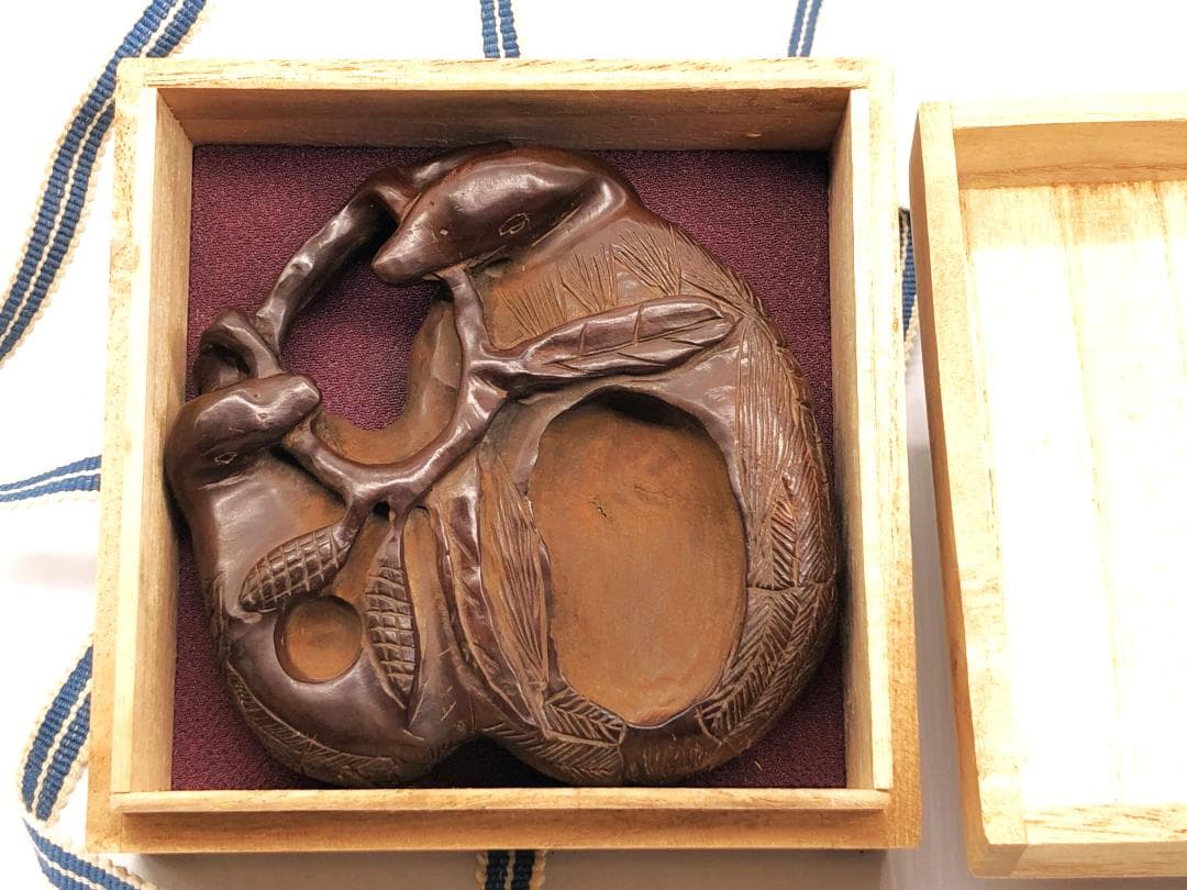 【 獺図木硯 】　カワウソ容彫り　骨董 　桐箱付き