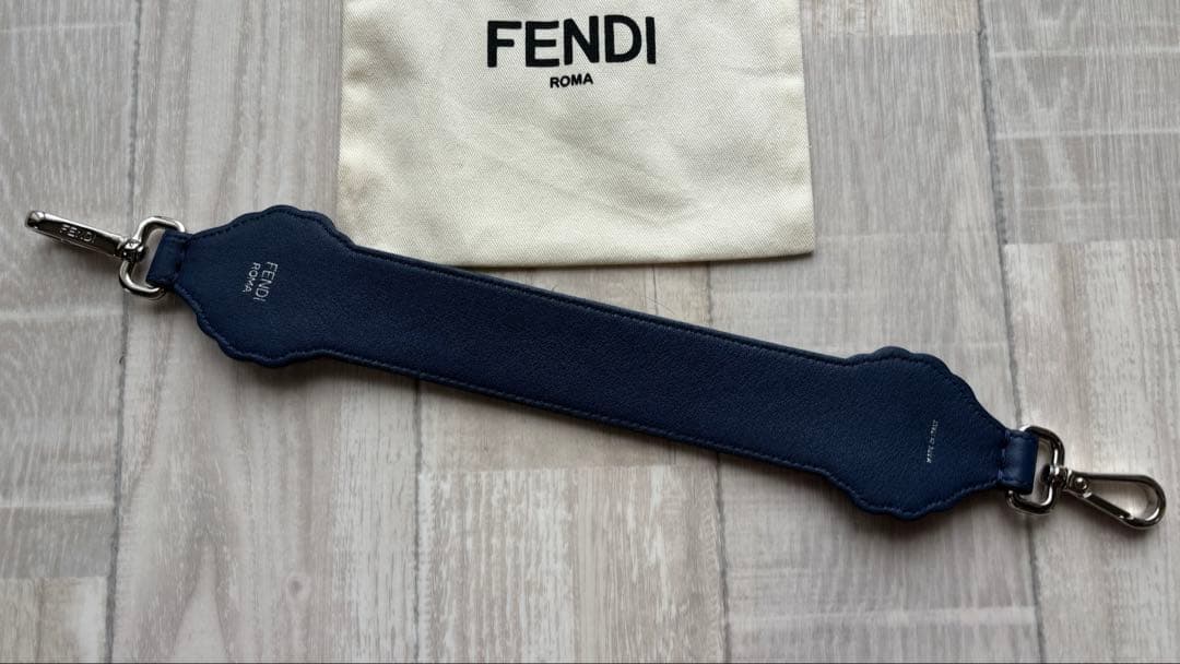 FENDI ⭐︎フェンディミニストラップユー シルバー金具 ⭐︎バッグチャーム