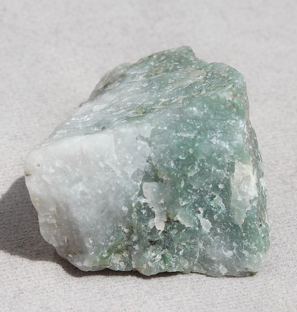 ［透過スカスカのガラス質］糸魚川翡翠 原石 43.5g