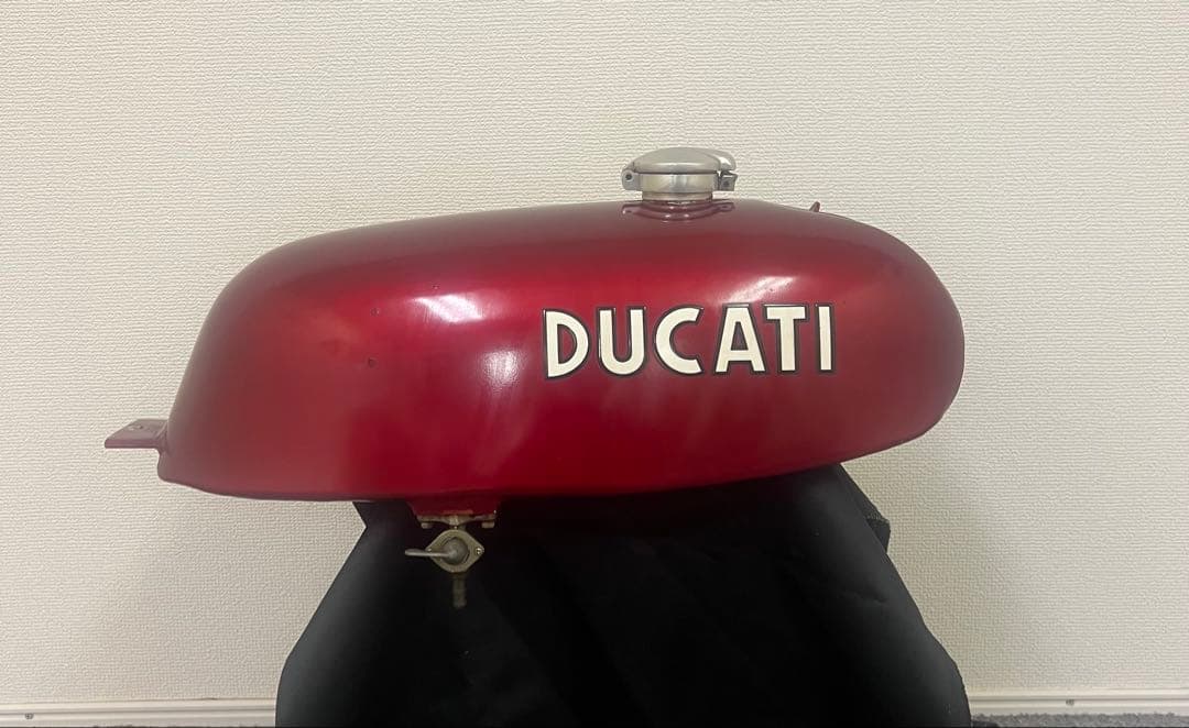 アルミタンク　赤　車種不明