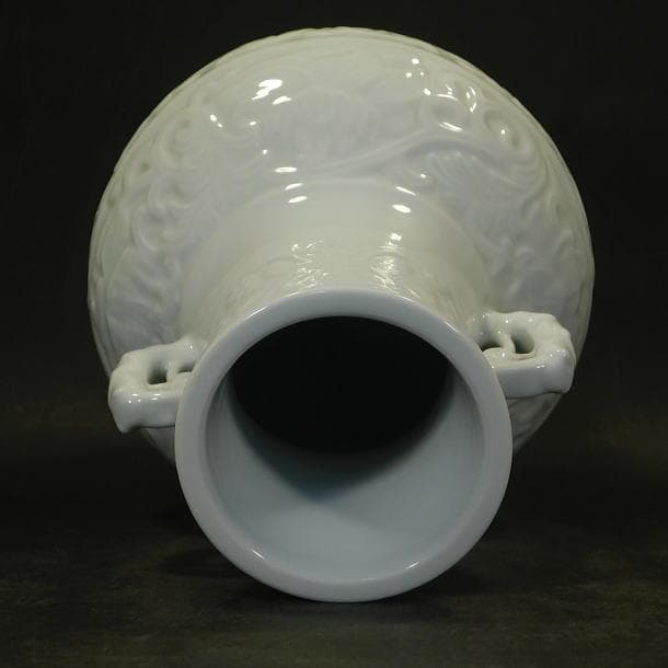 【茶道具　六代　小笠原　長春造　鍋島焼白磁陽刻紋　耳付花瓶（共箱）】