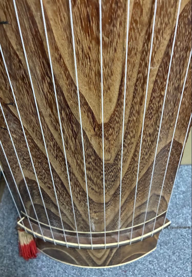 13弦お琴です。弦も新し目で、琴柱も付いて、音色の良く、琴柱の倒れた跡も少ない