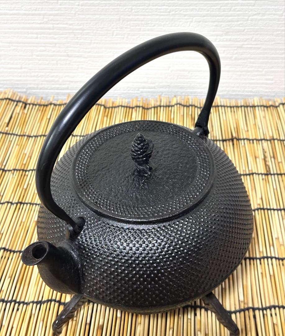 未使用、保管品、付属品付　南部岩鋳造　１８型平アラレ　南部鉄瓶　南部鉄器　鉄瓶