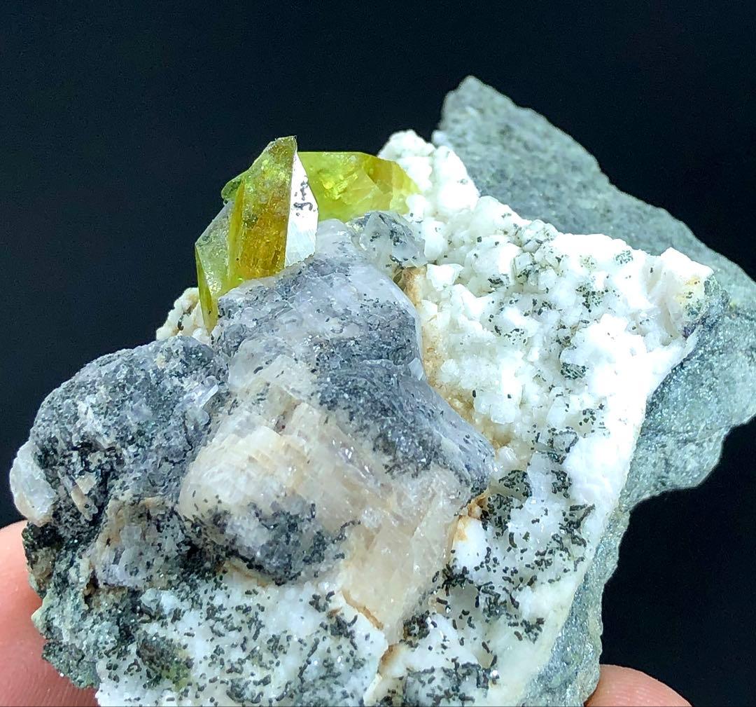 マトリックス上の天然グリーンスフェーンチタン石標本。