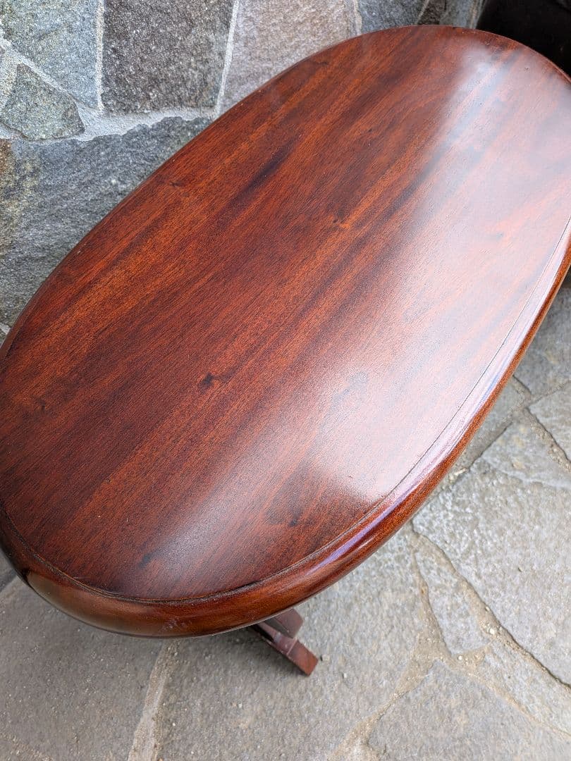 AI商品です。ミッドセンチュリー楕円形テーブル マガジンラックつき