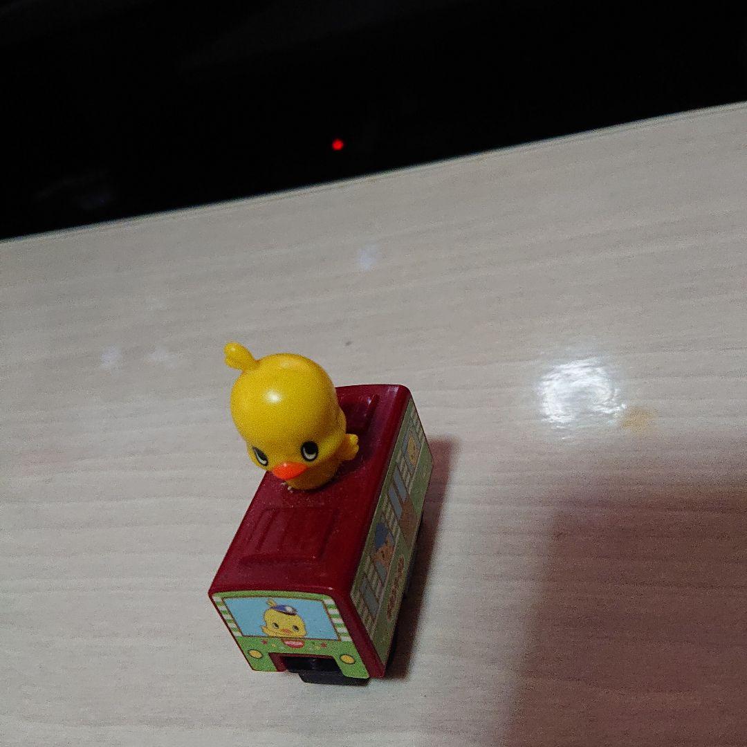 ミニカー 赤い車両 黄色い小鳥 フィギュア付き チキンラーメン キャラクター