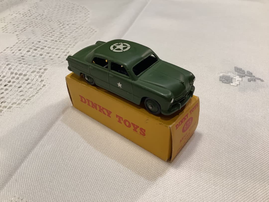 美品　DINKY TOYS ARMY STAFF CAR ミニカー