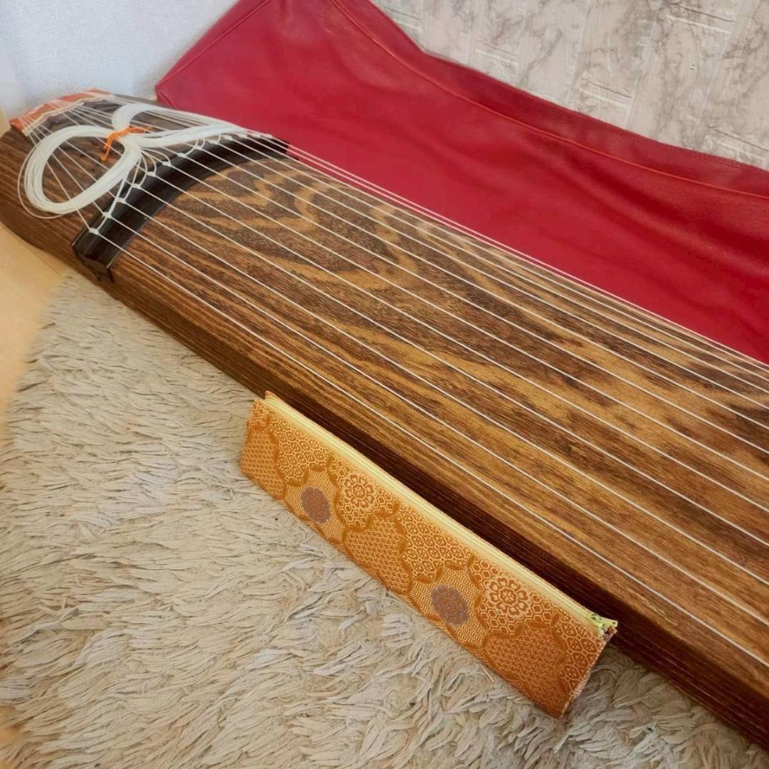 高級琴　綾杉彫り　くり甲　13弦 口前金装飾　竜舌金蒔絵