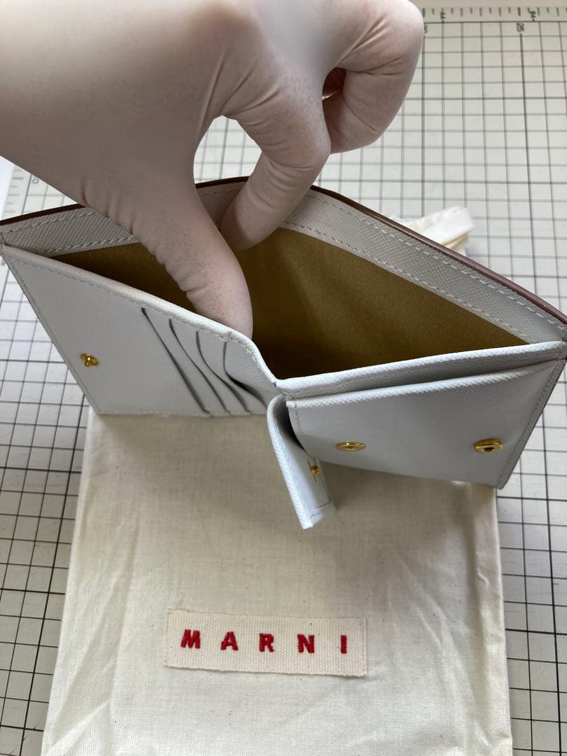MARNI ホワイト 二つ折り財布箱付き