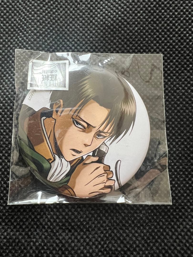 希少 進撃の巨人 アクアマリン 缶バッジ リヴァイ シークレット