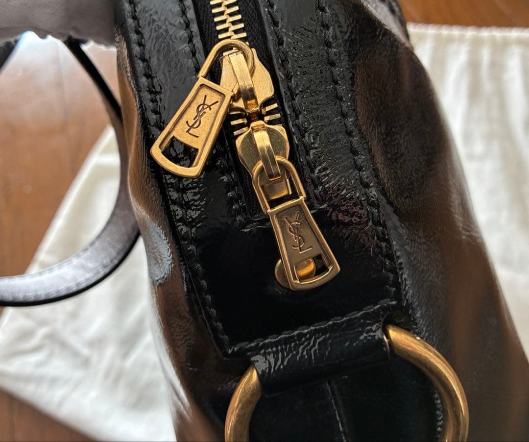 イヴ・サンローラン　ミューズ　ハンドバッグ　パテントレザー　黒