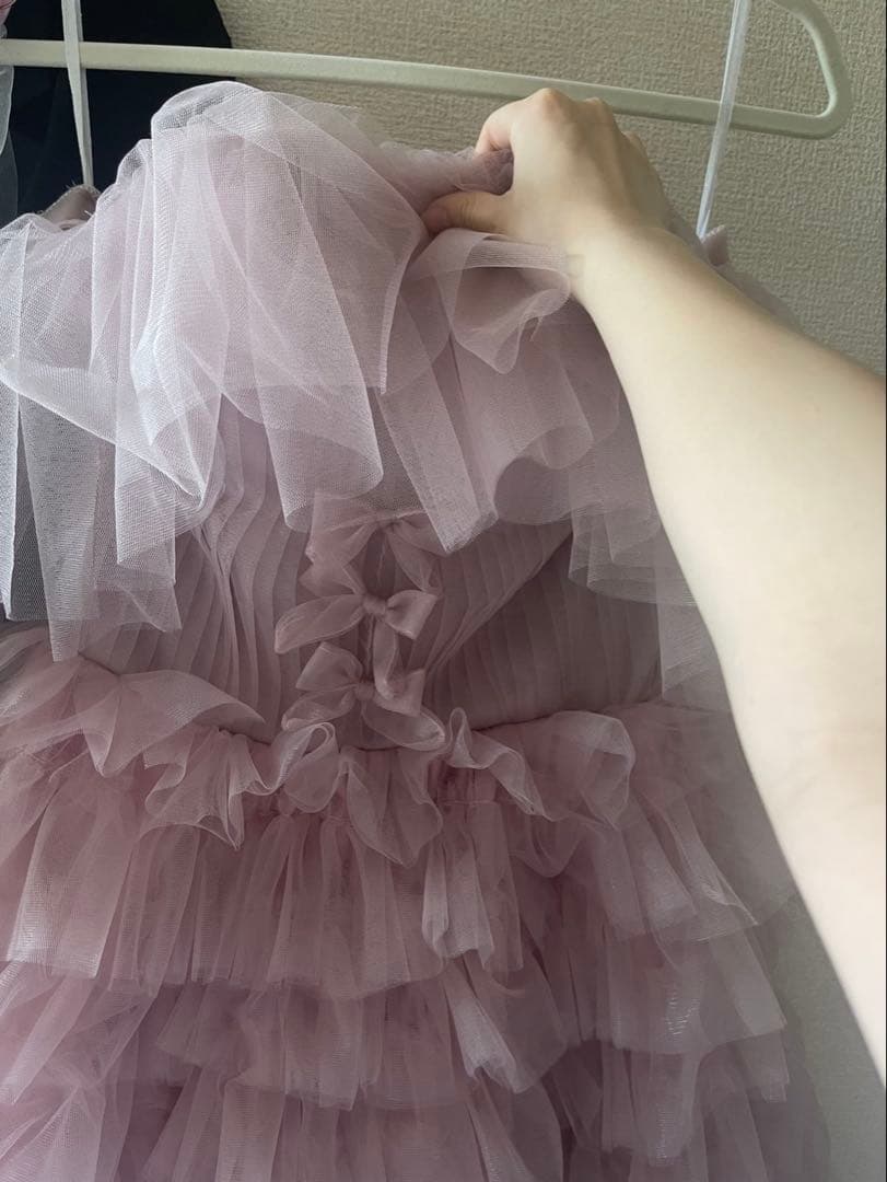 フリル付きピンクロングドレス