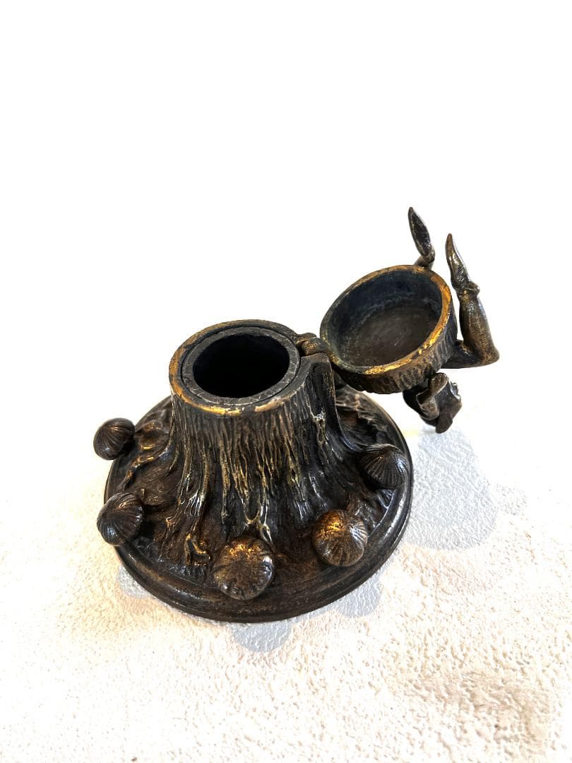 インク壺　ブロンズ製　木株の上に座るデビル