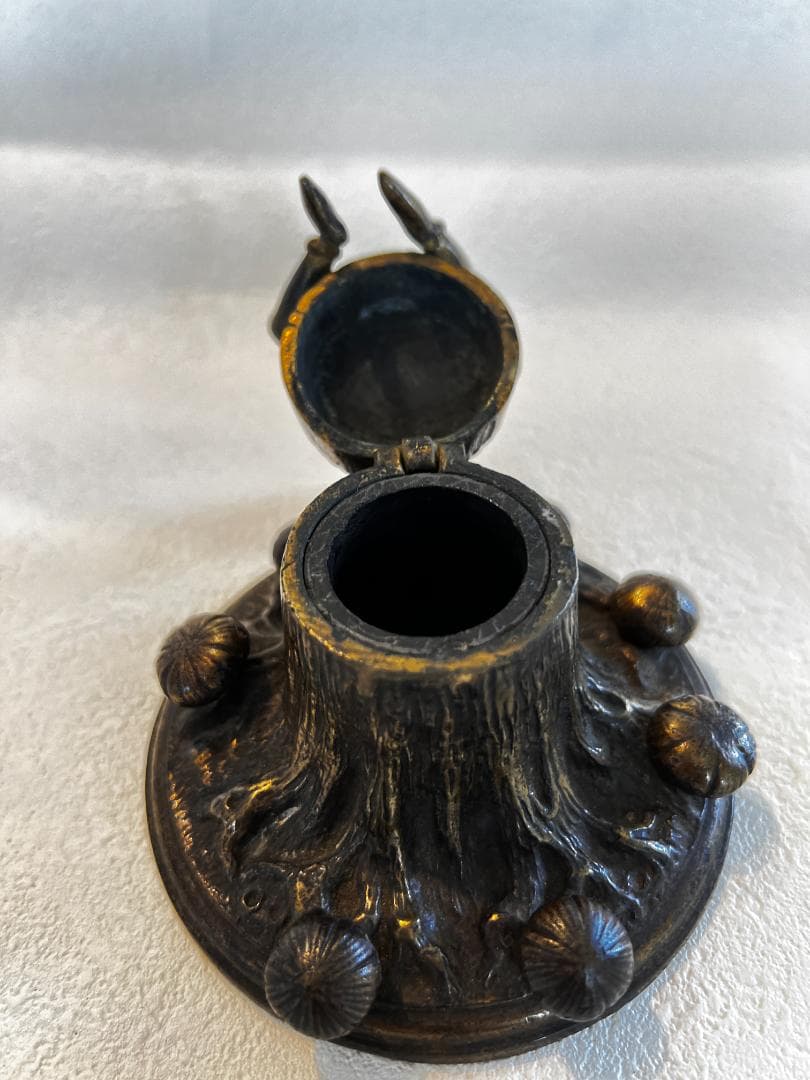 インク壺　ブロンズ製　木株の上に座るデビル